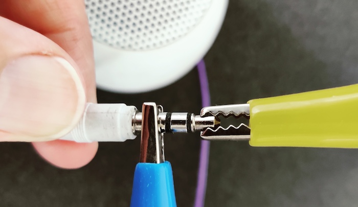 Twee klemmen op één plug